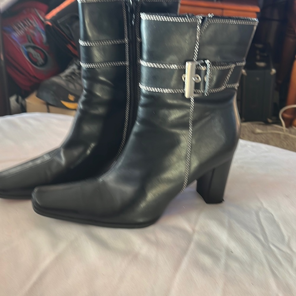 George brand black heeled boots. Size women’s 7 1/2.